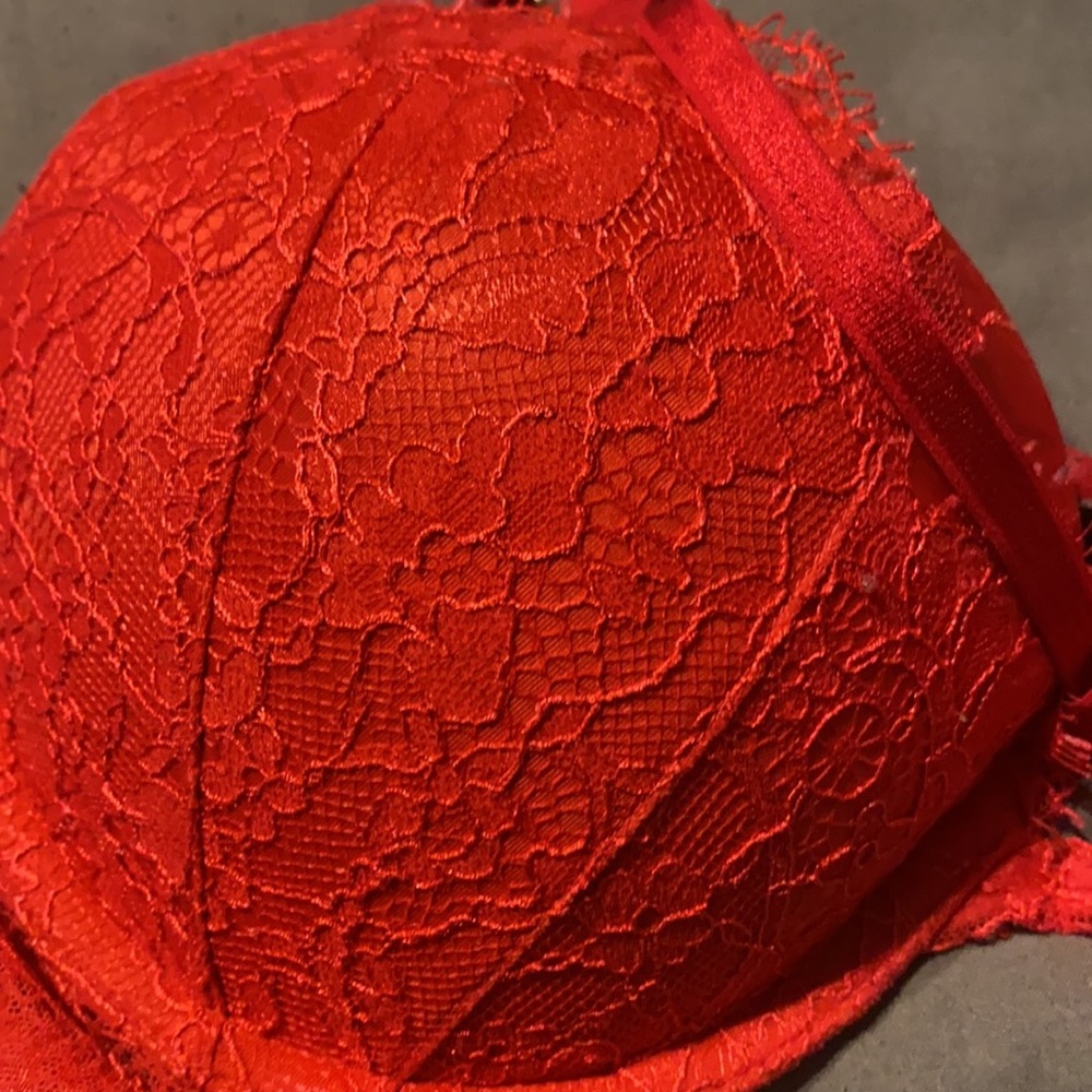 Red bra - Picture 2 of 5